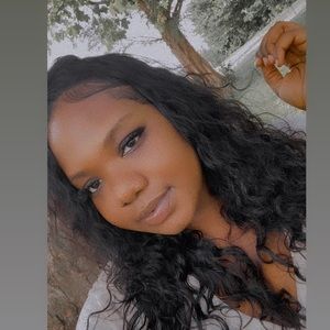 Meet your Posher, Alexis